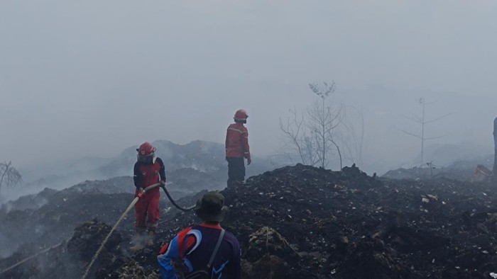 Petugas berjibaku memadamkan api di TPA Sukawinatan Palembang