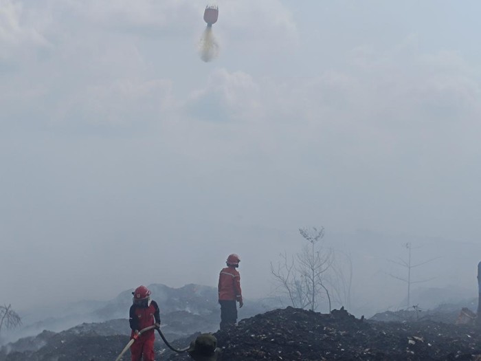 Petugas berjibaku memadamkan api di TPA Sukawinatan Palembang