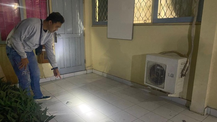 Petugas menunjukkan serpihan kaca jendela yang rusak di SMA N 1 Kokap, Kulon Progo, Sabtu (12/8/2023).