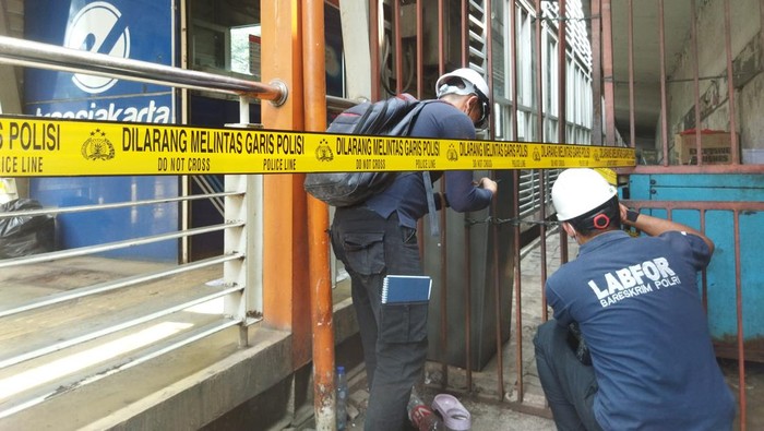 Petugas Puslabfor Bareskrim Polri olah TKP Halte TransJ Tendean yang terbakar.