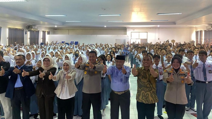 Kombes Langgeng Purnomo menjadi pemateri dalam program pelatihan wawasan kebangsaan di SMA Negeri 9 Bekasi.