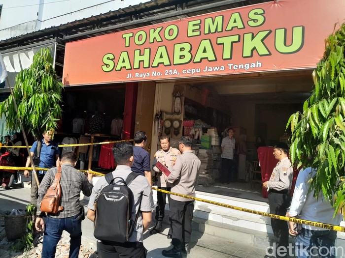 Polisi melakukan oleh tempat kejadian perkara di toko emas yang dirampok di Cepu Blora, Selasa (15/8/2023).