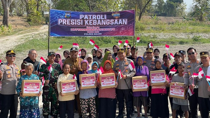Polres Ngawi bersama komunitas Vespa blusukan memberi bantuan paket sembako