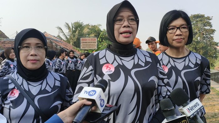 Polwan gelar bakti sosial di bantaran Ciliwung (Mulia/detikcom)