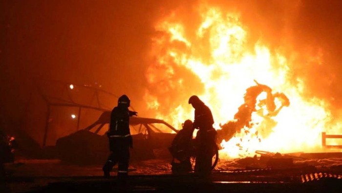 Ledakan hebat dan kebakaran terjadi di stasiun pengisian bahan bakar minyak (BBM) di Republik Dagestan, Rusia, Selasa (15/8/2023). Sedikitnya 25 orang tewas akibat ledakan tersebut.