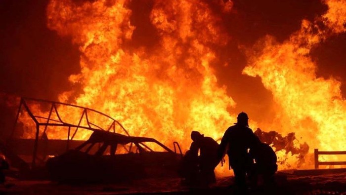 Pom Bensin di Rusia Meledak Ledakan hebat dan kebakaran terjadi di stasiun pengisian bahan bakar minyak (BBM) di Republik Dagestan, Rusia, Selasa (15/8/2023). Sedikitnya 25 orang tewas akibat ledakan tersebut.