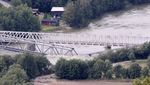 Potret Jembatan Kereta Api di Norwegia Roboh Tergerus Air