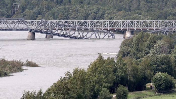 Potret Jembatan Kereta Api di Norwegia Roboh Tergerus Air A collapsed railway bridge over the Gudbrandsdalslagen river is seen in Ringebu, Norway, August 14, 2023. Geir Olsen/NTB/via REUTERS ATTENTION EDITORS - THIS IMAGE WAS PROVIDED BY A THIRD PARTY. NORWAY OUT. NO COMMERCIAL OR EDITORIAL SALES IN NORWAY.