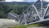 Sebuah jembatan kereta api roboh di Ringebu, Norwegia, Senin (14/8/2023).