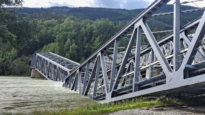 A collapsed railway bridge over the Gudbrandsdalslagen river is seen in Ringebu, Norway, August 14, 2023. Geir Olsen/NTB/via REUTERS   ATTENTION EDITORS - THIS IMAGE WAS PROVIDED BY A THIRD PARTY. NORWAY OUT. NO COMMERCIAL OR EDITORIAL SALES IN NORWAY.
