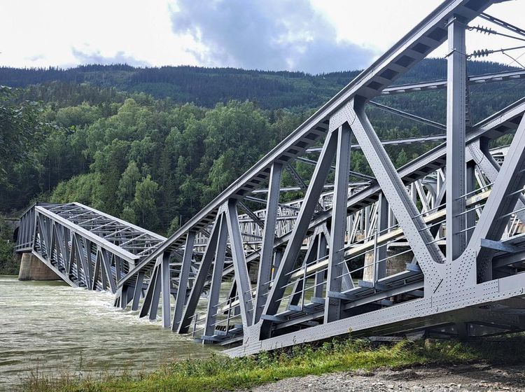 Potret Jembatan Kereta Api di Norwegia Roboh Tergerus Air
