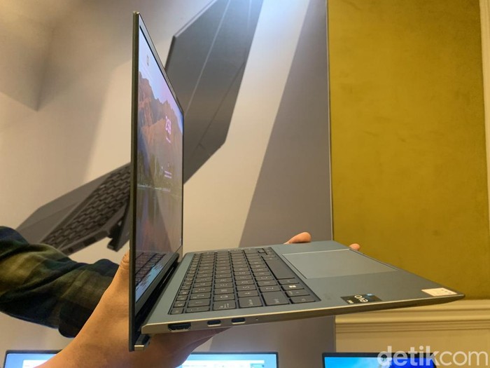 Potret laptop yang diklaim tertipis dan teringan di dunia. (Foto: Kartika Sari).