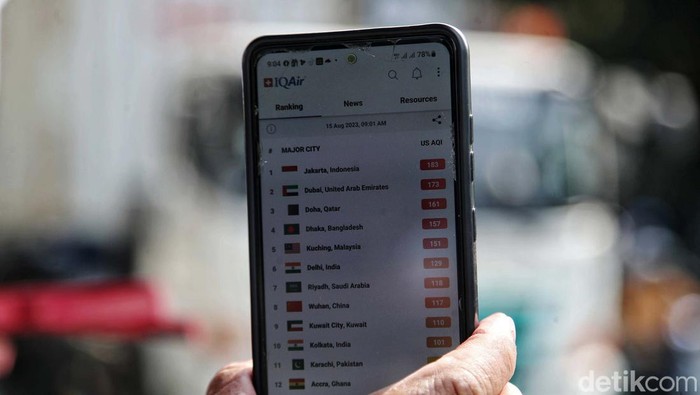 Selain bikin engap, kualitas udara Jakarta yang buruk juga bisa memicu penyakit pernapasan. Sebagian warga pun memakai masker untuk melindungi diri dari polusi. Seperti terlihat di Jalan Raya Yos Sudarso, Jakarta, Selasa (15/8/2023).