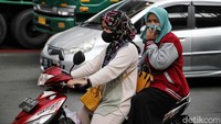 Warga melintas di Jalan Raya Yos Sudarso, Jakarta, Selasa (15/8/2023). Buruknya kualitas udara membuat warga harus memakai masker saat beraktivitas di luar rumah.  