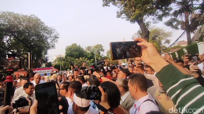 Prabowo hadiri peresmian rumah pemenangan relawan di Menteng.
