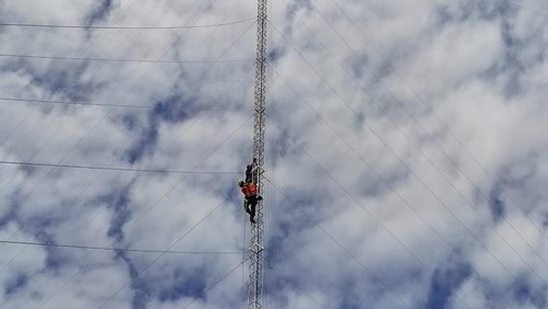 Proses evakuasi pria pemanjat tower setinggi 65 meter di Kupang, NTT.