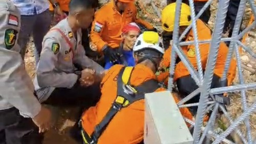 Proses evakuasi pria pemanjat tower setinggi 65 meter di Kupang, NTT.