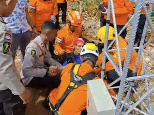 Bertahan 6 Hari di Atas Tower 65 Meter, Warga Kupang Akhirnya Minta Dievakuasi
