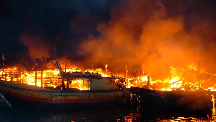 Puluhan Kapal Nelayan di Pelabuhan Jongor Tegal Terbakar Petugas dibantu warga memindahkan pos samping kapal nelayan yang terbakar di Pelabuhan Jongor, Tegal, Jawa Tengah, Senin (14/8/2023) malam. Pemadam kebakaran dan warga kesulitan memadamkan api akibat angin besar dan banyak oli di atas kapal. ANTARA FOTO/Oky Lukmansyah/hp.