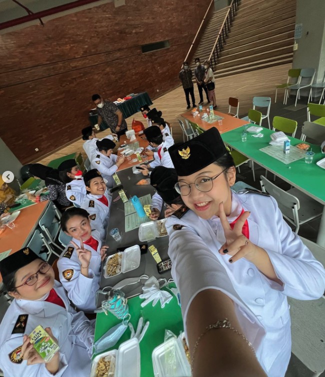 “Happy Independence Day Indonesia ke-77 🇮🇩!! So honored to be one of the protokolers for my school’s upacara, its very heartwarming to see how incredible the results are. thank you to my paskibra team and friends, as well as teachers who made this happen. p.s. some behind-the-scenes pics,” tulisnya di Instagram. Foto: Instagram @sh4ista