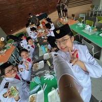 “Happy Independence Day Indonesia ke-77 🇮🇩!! So honored to be one of the protokolers for my school’s upacara, its very heartwarming to see how incredible the results are. thank you to my paskibra team and friends, as well as teachers who made this happen. p.s. some behind-the-scenes pics,” tulisnya di Instagram. Foto: Instagram @sh4ista