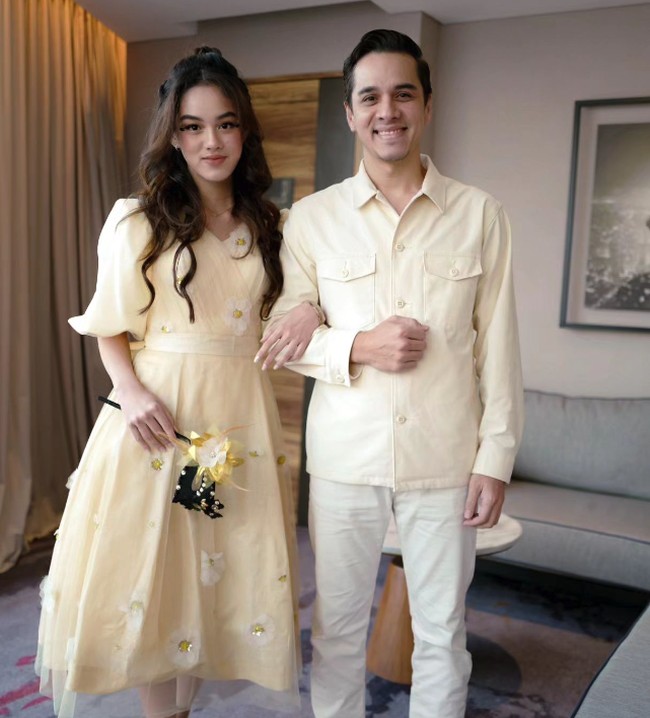 Sementara kali ini Rionaldo Stokhorst mengunggah foto bersama putrinya saat tampil feminin mengenakan dress bernuansa kuning muda. Penampilannya yang sudah remaja semakin cantik memukau. Foto: Instagram @rio.stokhorst