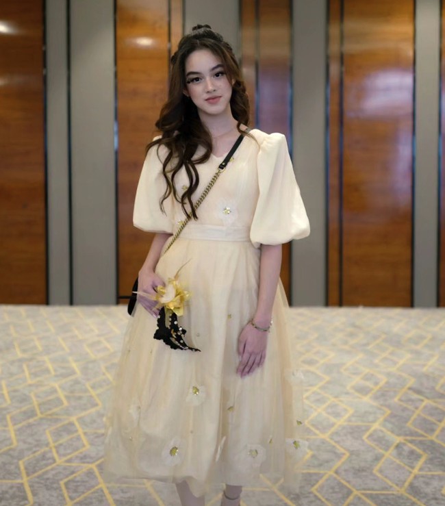 “Diliat-liat cepet banget besarnya anak ini. bikin takut bapaknya.. takut mendadak ada yang ngapelin,” tulis Rio di Instagram. Foto: Instagram @rio.stokhorst