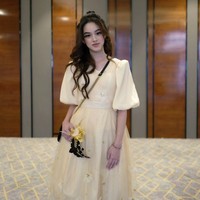 “Diliat-liat cepet banget besarnya anak ini. bikin takut bapaknya.. takut mendadak ada yang ngapelin,” tulis Rio di Instagram. Foto: Instagram @rio.stokhorst