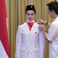 Dalam foto terbarunya, Rionaldo Stokhorst menampilkan potret Shaista saat sedang menjalani latihan paskibra. Bahkan ia membantu merapikan baju putrinya ketika mengenakan seragam paskibra. Foto: Instagram @rio.stokhorst