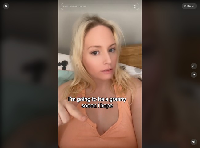 Rachel McIntyre baru saja menyambut cucu pertamanya pada Juli lalu dari putrinya yang hamil di usia 17 tahun. Rachel membagikan kabar bahagia itu di media sosial yang mengejutkan banyak orang. Penampilan Rachel memang tidak memperlihatkannya dirinya sudah jadi nenek. Foto: TikTok