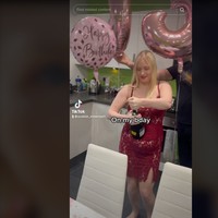 Putriku baru menginjak 18 tahun dan aku sangat terkejut ketika tahu dia hamil. Tapi ketika diresapi aku mulai menantikannya. Aku tahu aku tentu akan mendukungnya, kata model OnlyFans dilansir DailyMail. Foto: TikTok