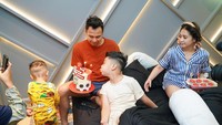 Salah satu momen Rafathar merayakan ulang tahun di atas kasur. Foto: instagram Raffi Ahmad