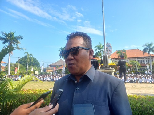 Rektor Undiksha Prof Wayan Lasmawan ditemui detikBali, Selasa (15/8/2023). (Made Wijaya Kusuma)