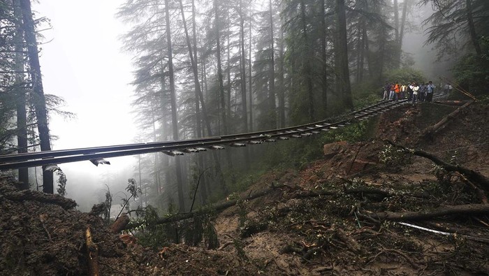 Banjir dan tanah longsor melanda India, Selasa (15/8). Bahkan tanah longsor mengakibatkan jalur rel kereta api menggantung di negara bagian Himachal Pradesh.