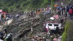 Rel Kereta Api Menggantung Akibat Tanah Longsor di India