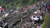 Sedikitnya 58 orang tewas dalam banjir dan tanah longsor di India, termasuk sembilan orang yang tewas dalam peristiwa runtuhnya sebuah kuil populer. AP Photo/ Pradeep Kumar.  