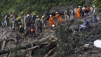 Tim penyelamat terus mencari orang-orang yang dikhawatirkan hilang. AP Photo/ Pradeep Kumar.  