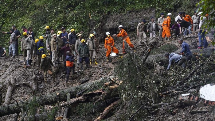 Banjir dan tanah longsor melanda India, Selasa (15/8). Bahkan tanah longsor mengakibatkan jalur rel kereta api menggantung di negara bagian Himachal Pradesh.