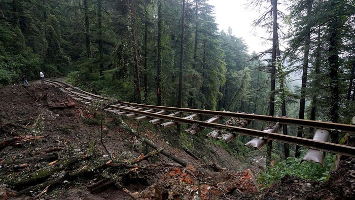 Rel Kereta Api Menggantung Akibat Tanah Longsor di India Banjir dan tanah longsor melanda India, Selasa (15/8). Bahkan tanah longsor mengakibatkan jalur rel kereta api menggantung di negara bagian Himachal Pradesh.