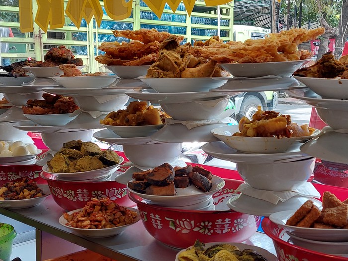 RM Padang yang populer dengan menu unik