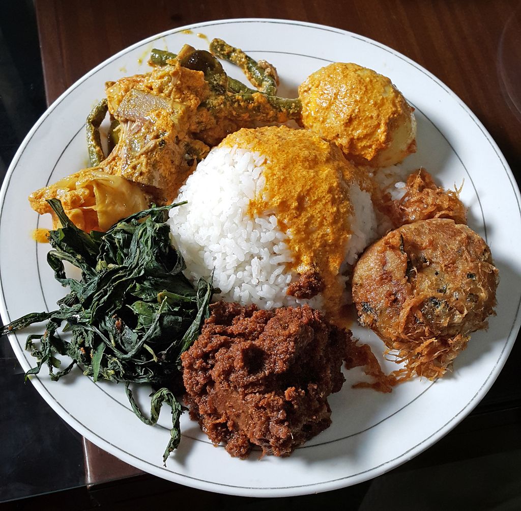 RM Padang yang populer dengan menu unik