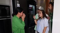 Kulkas Farida Nurhan juga dilengkapi dengan teknologi canggih. Foto: dok. YouTube Trans 7 Official
