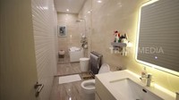 Masuk ke kamar mandi Farida Nurhan bernuansa warna putih. Diakui Farida Nurhan bathtub miliknya itu baru dipakai sekali. Foto: dok. YouTube Trans 7 Official