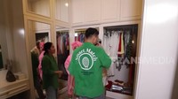 Ruang wardrobe Farida Nurhan. Dia mengaku tidak bisa memakai barang bermerek karena tubuhnya yang menolak. Foto: dok. YouTube Trans 7 Official
