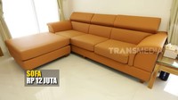 Farida Nurhan membeli dua rumah mewah di kawasan Sentul Selatan dan sudah dibayar lunas selama 11 bulan. Rumah senilai kurang lebih Rp 3 miliar itu juga diisi barang-barang dengan harga puluhan juta rupiah. Salah satunya, sofa di ruang tamu Farida Nurhan ini dia buat custom dengan harga Rp 12 juta. Foto: dok. YouTube Trans 7 Official