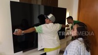 Irfan Hakim mengukur TV Farida Nurhan yang harganya ditaksir mencapai Rp 65 juta. Foto: dok. YouTube Trans 7 Official