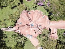 Bukan Cuma di Bandung, Tempat Ini Juga Punya Rumah Gurita Raksasa