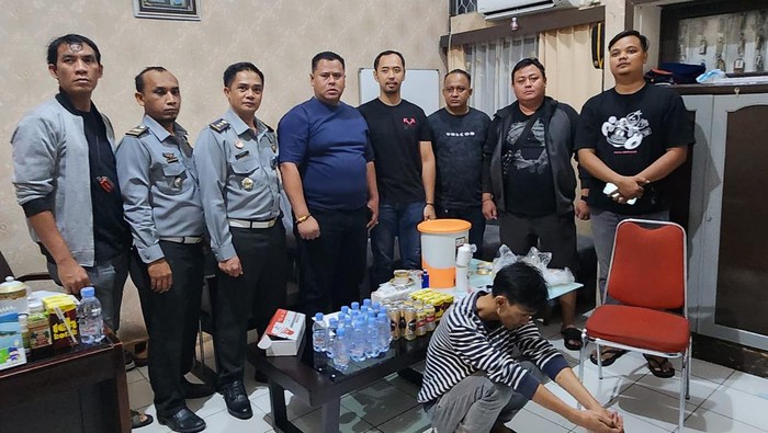 Petugas Lapas Samarinda saat menggagalkan penyelundupan sabu dalam botol lotion dan bak sampah.