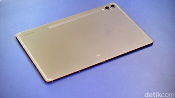 Varian yang di-unboxing berwarna Graphite, namun Samsung menyediakan pilihan Beige. Foto: Adi Fida Rahman/detikINET