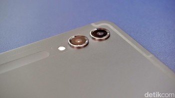 Pada bagian belakang terdapat kamera utama 13 MP dan sensor ultra-wide 8 MP. Sementara di bagian depan ada kemare selfie 12 MP. Foto: Adi Fida Rahman/detikINET